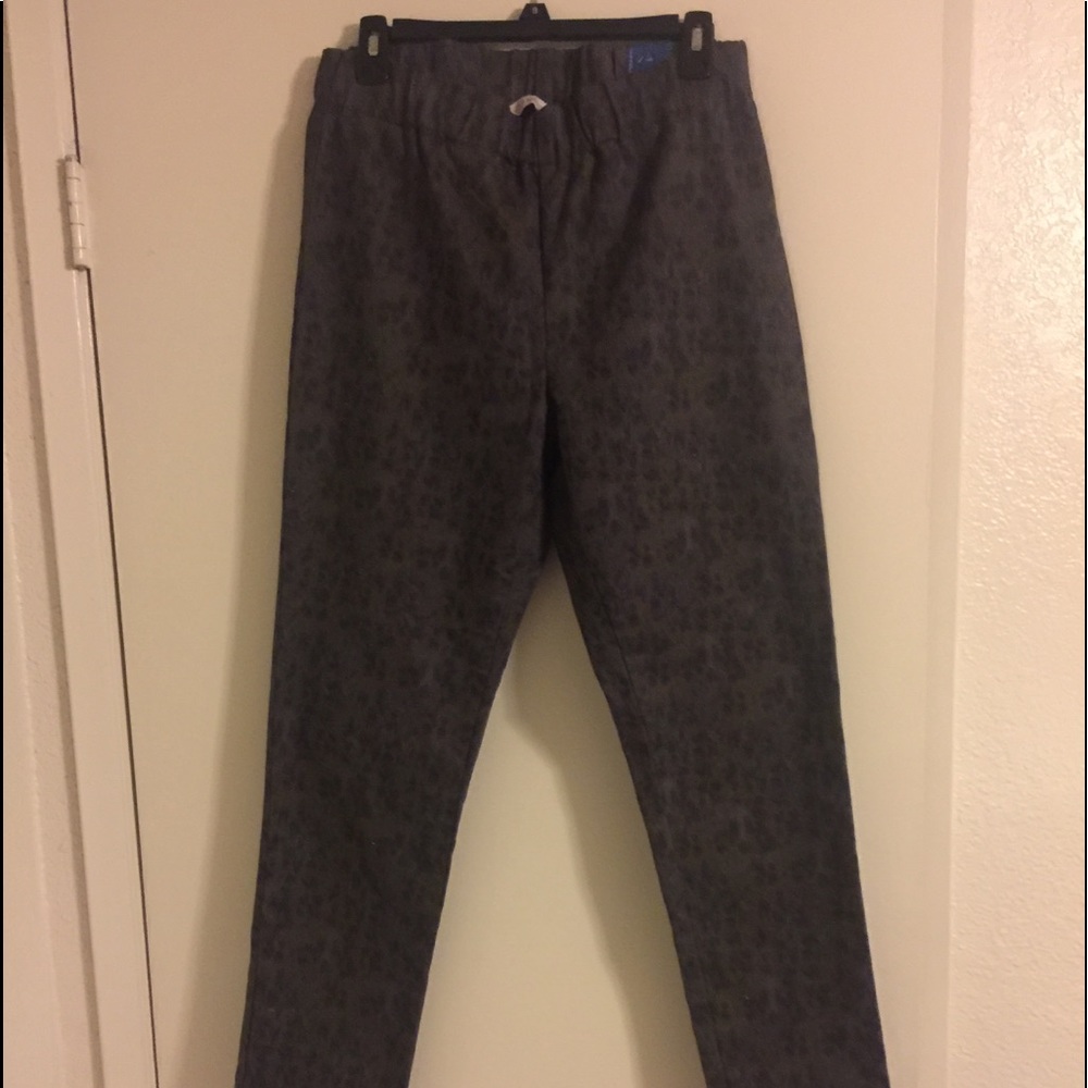 Subtle print pull on ankle pants